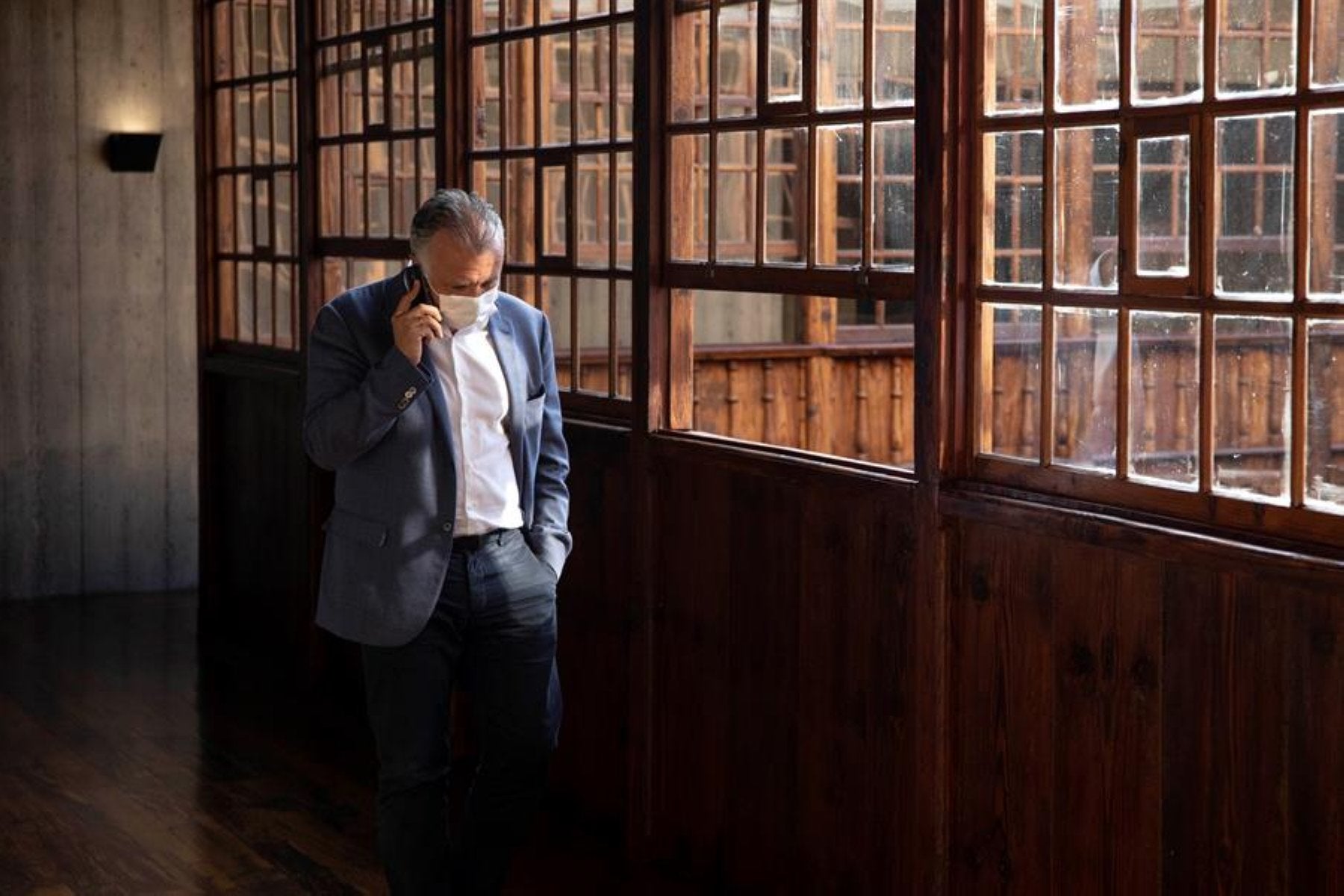 El presidente del Gobierno de Canarias, Ángel Víctor Torres, en una foto de archivo contestando a una llamada. 