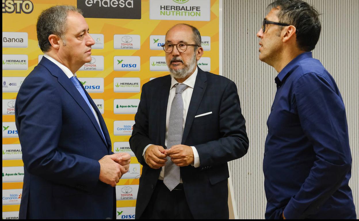 De izquierda a derecha: Francisco Castellano, Enrique Moreno y Willy Villar dialogan durante una comparecencia en el Gran Canaria Arena. 
