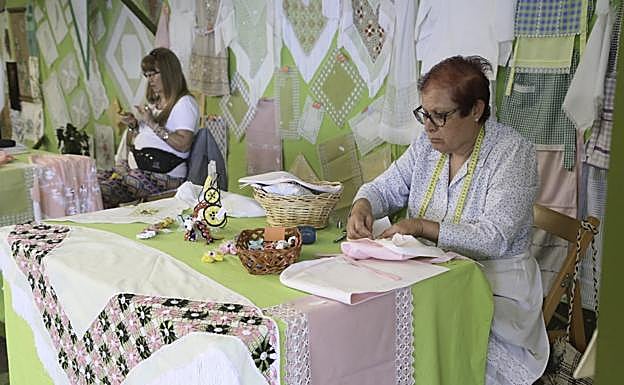 Dos artesanas del calado. 