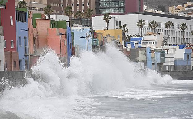Oleaje en el barrio marinero de San Cristóbal, en Las Palmas de Gran Canaria. 