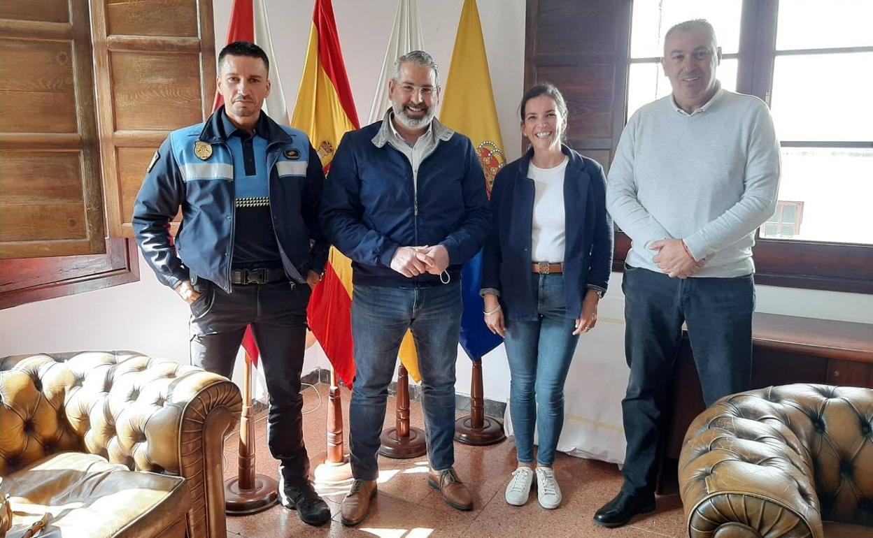 El alcalde de Firgas junto a ediles y Policía. 