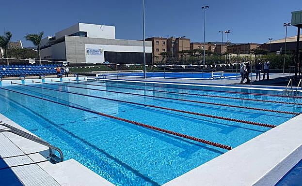 Vista de las instalaciones, con las dos piscinas. 