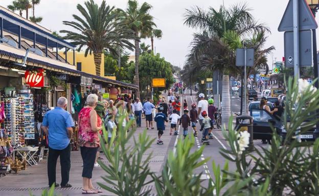 Canarias supera el millón de turistas en un mes por primera vez tras la covid