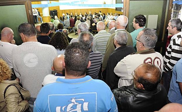 Imagen principal - Arriba, una de las reuniones celebradas con los afectados en el barrio. Abajo, maqueta de la que iba a ser la nueva urbanización y manifestación en los primeros años de la protesta. 