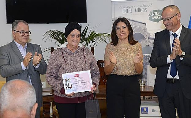 Imagen principal - Éxito rotundo en la presentación del Cancionero de la Contra Canaria impulsada por Entre Amigos