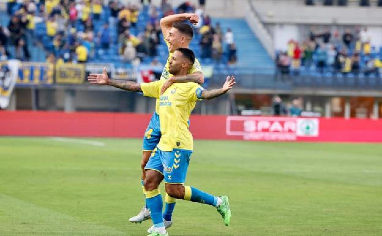 Viera celebra su gol con Lemos. 