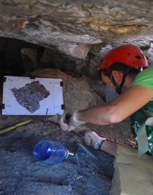 Imagen secundaria 2 - Detalles del proceso de investigación en el exterior e interior de la cueva. 