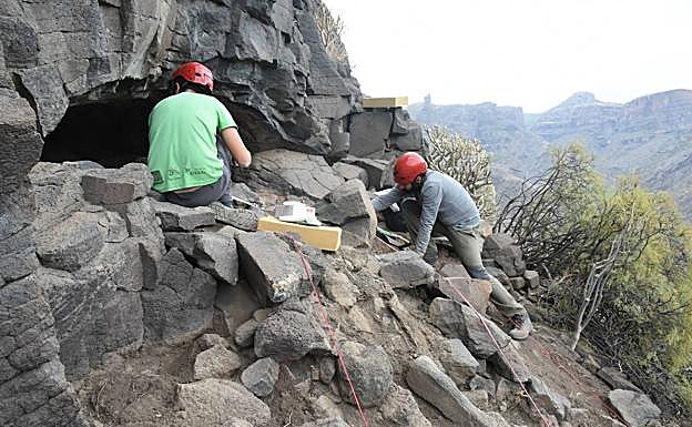 Imagen principal - Detalles del proceso de investigación en el exterior e interior de la cueva. 