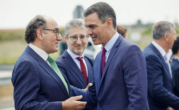 El presidente de Iberdrola saluda al presidente Pedro Sánchez.