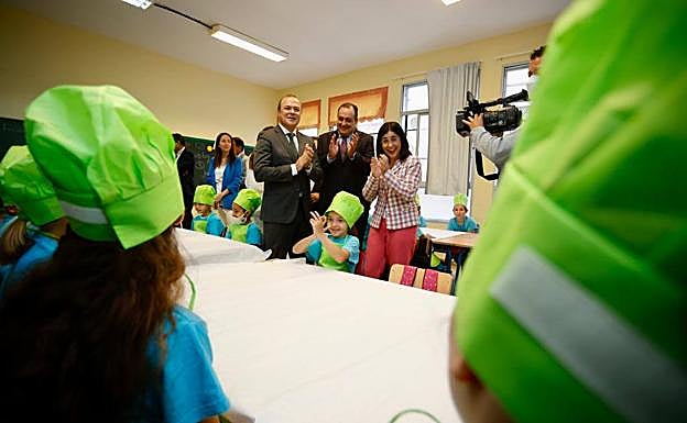 Imagen principal - Augusto Hidalgo, Blas Trujillo y Carolina Darias visitan el CEIP Las Rehoyas, para conocer los efectos del plan Nereu. 