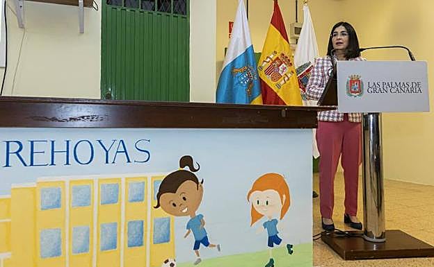 Carolina Darias, durante la presentación del programa en el CEIP Las Rehoyas. 