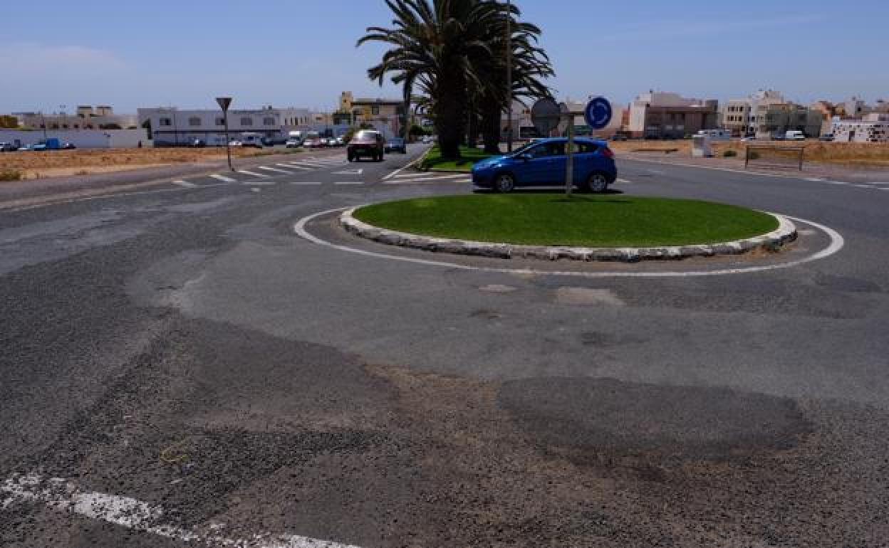 Baches en la rotonda cercana al Archivo Histórico, en la avenida Juan de Bethencourt. 