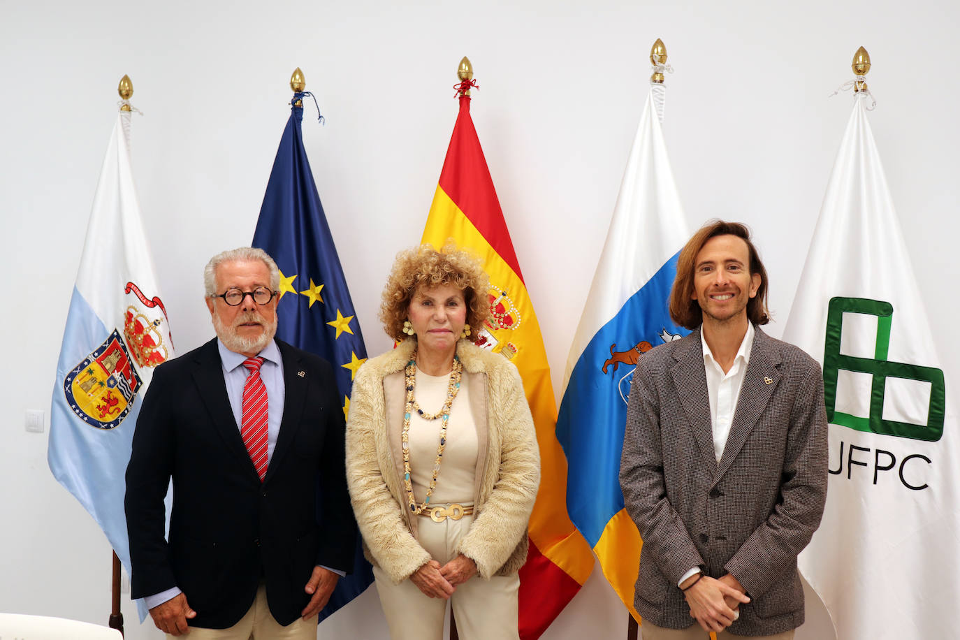 Imagen secundaria 1 - La Universidad Fernando Pessoa Canarias y Charter 100 Gran Canaria firman un programa de becas