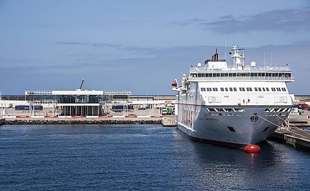 Terminal de Naviera Armas y uno de sus ferris en el Puerto de La Luz y de Las Pamas. 