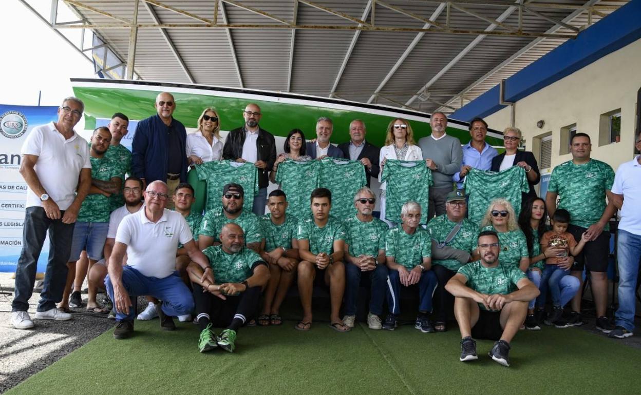 Autoridades y miembros del club posan junto al bote en el Muelle Deportivo este sábado. 