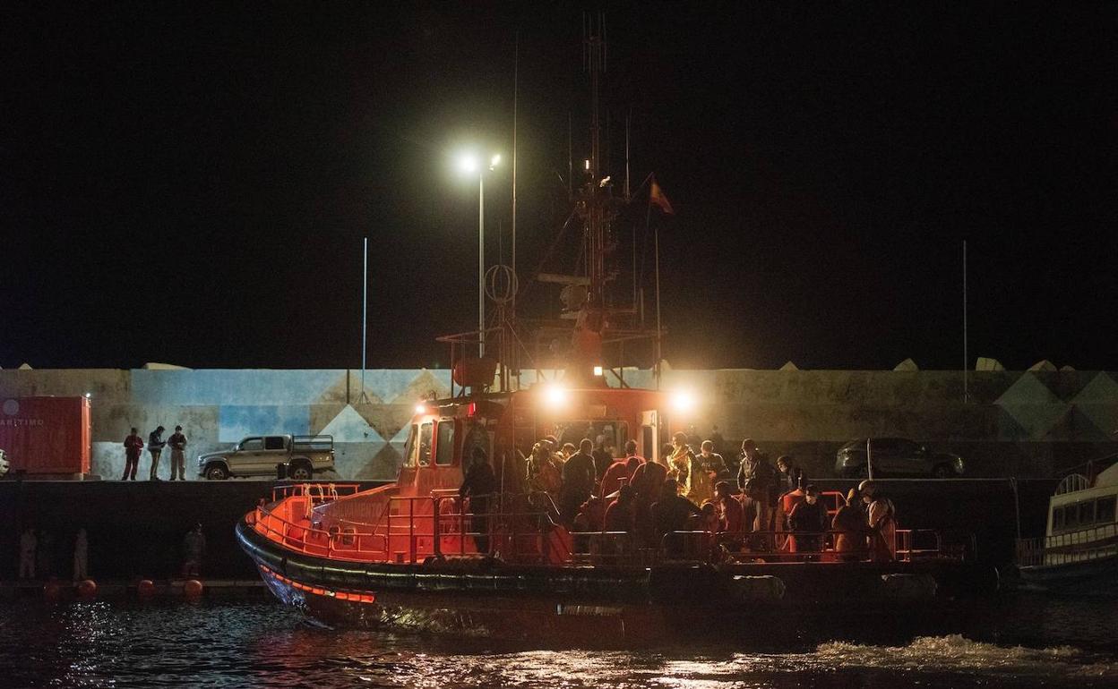 Imagen de archivo de una operación de rescate de migrantes por parte de Salvamento Martítimo. 