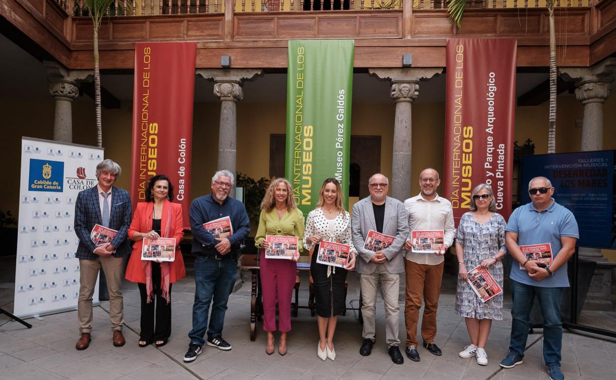 La consejera de Cultura, Guacimara Medina (la quinta de izquierda a derecha), con los responsables de los museos insulares, en la presentación de ayer en la Casa de Colón. 