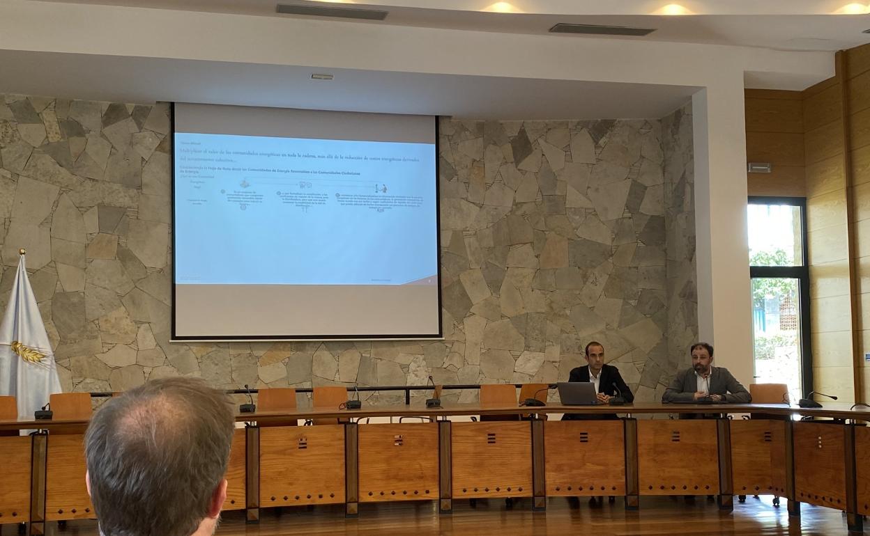 Un momento de la presentación de los técnicos de Minsait en Agüimes. 