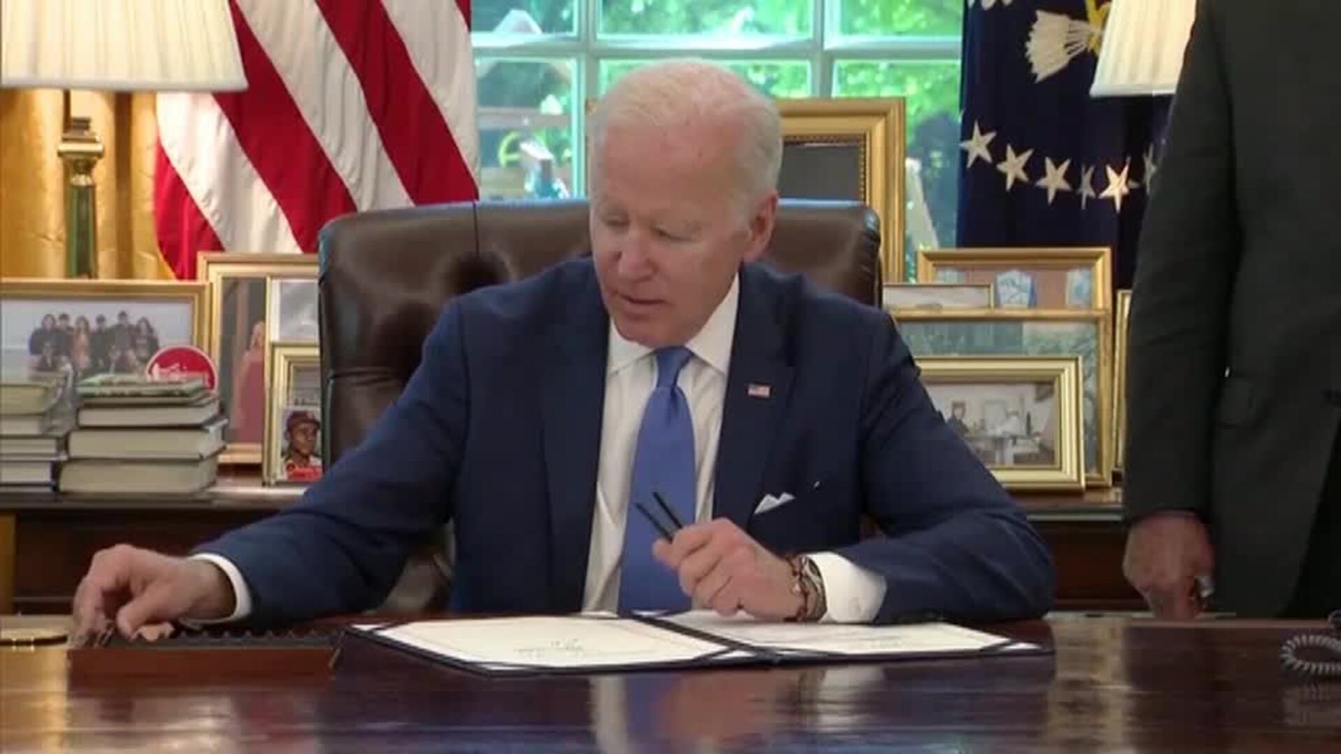 Biden firma una ley que permite enviar más medios a Ucrania para su defensa