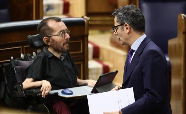 El portavoz de Unidas Podemos, Pablo Echenique, conversa con el ministro Félix Bolaños. 