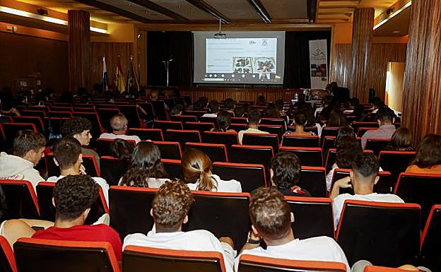 Imagen principal - Un mar de ciencia, el engodo para atraer a la investigación al alumnado canario