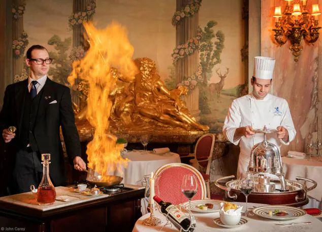 En la categoría 'Comida en la mesa' el premio ha sido para esta fotografía de John Carey que muestra la puesta en escena del restaurante del hotel Ritz londinense.