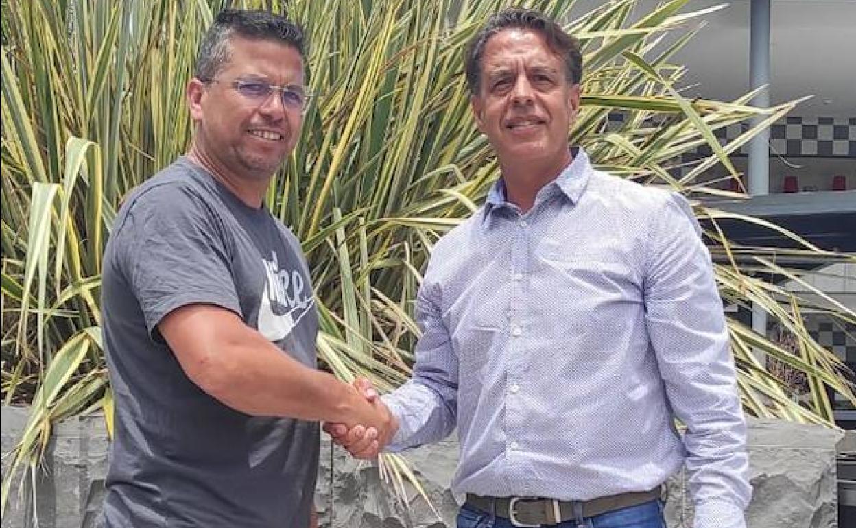 Simón Farías y Bernardo Salom se estrechan la mano tras el acuerdo 