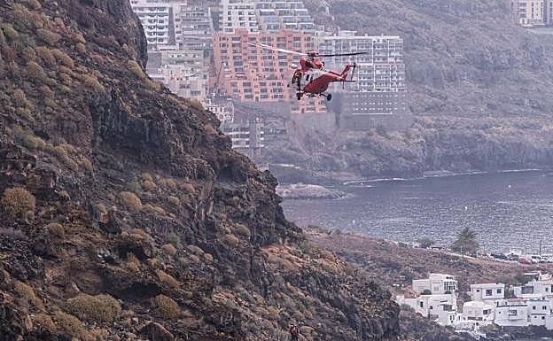 Imagen del helicóperto de la Guardia Civil que localizó los cuerpos. 
