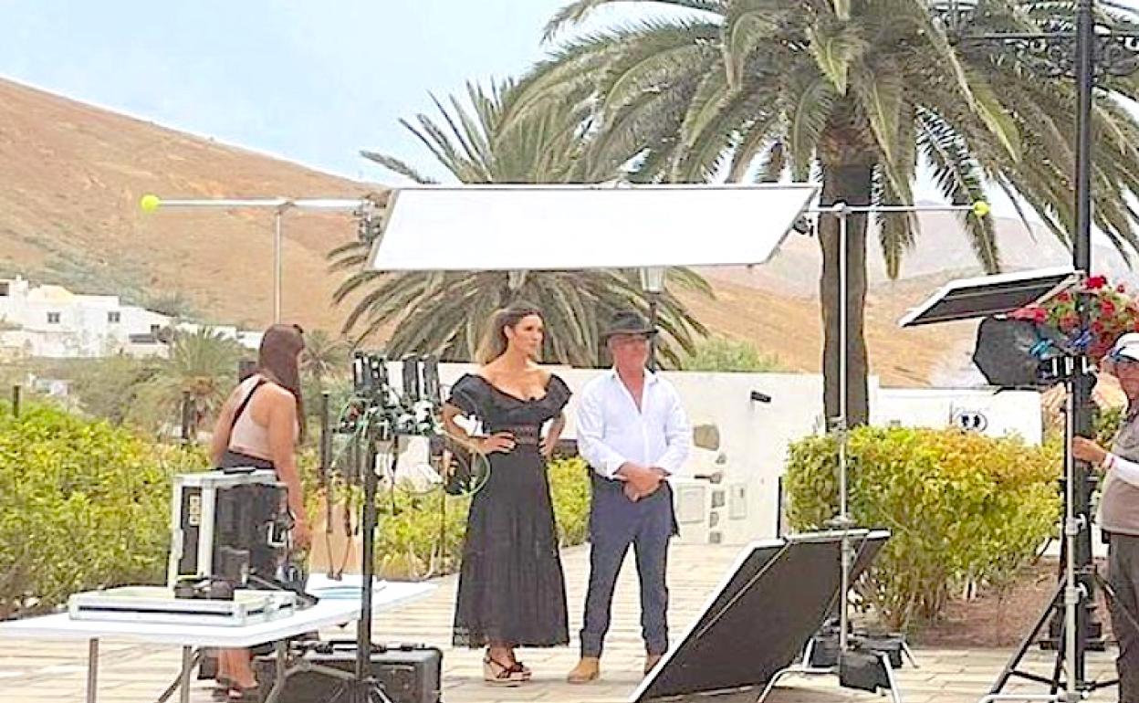 Con moño y vestido largo negro, durante un momento de la grabación en la villa histórica. 