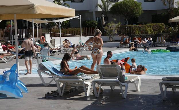 Los turistas han vuelto a los complejos hoteleros. En la imagen uno en Lanzarote. 