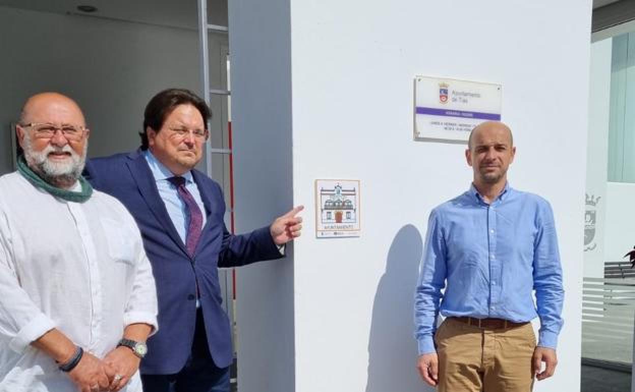 Cartel en el acceso principal del Ayuntamiento de Tías.