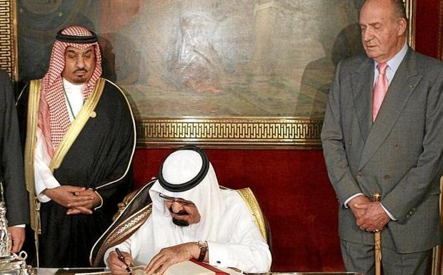 Don Juan Carlos, junto al rey de Arabia Saudí, Abdalá Bin Abdelaziz. 