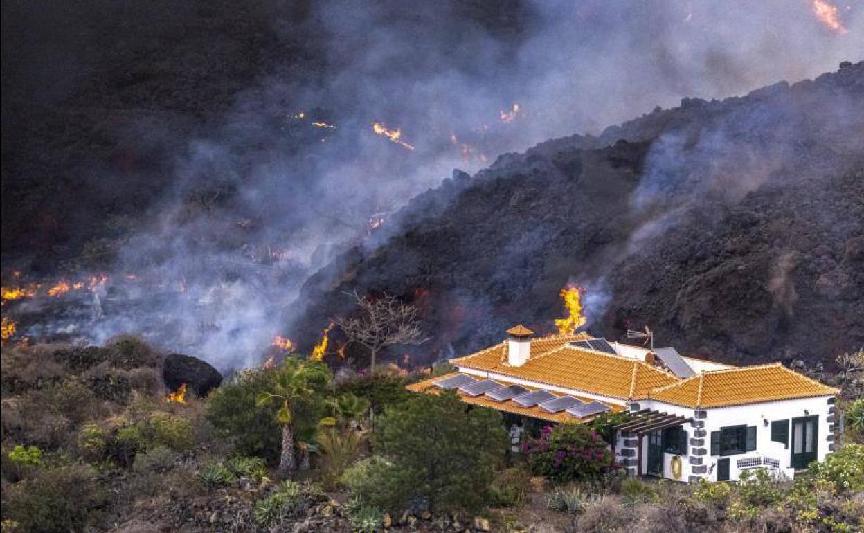 Imagen de archivo del volcán en plena erupción. 