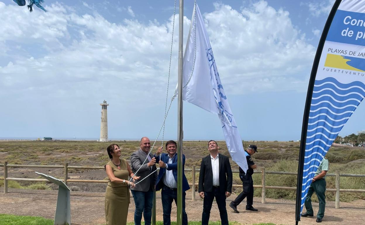 Momento del izado de la bandera en la playa de El Matorral. 