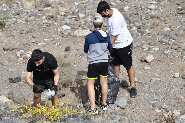 Fotos: Alumnado del IES Josefina de la Torre le dan una batida al barranco del Polvo