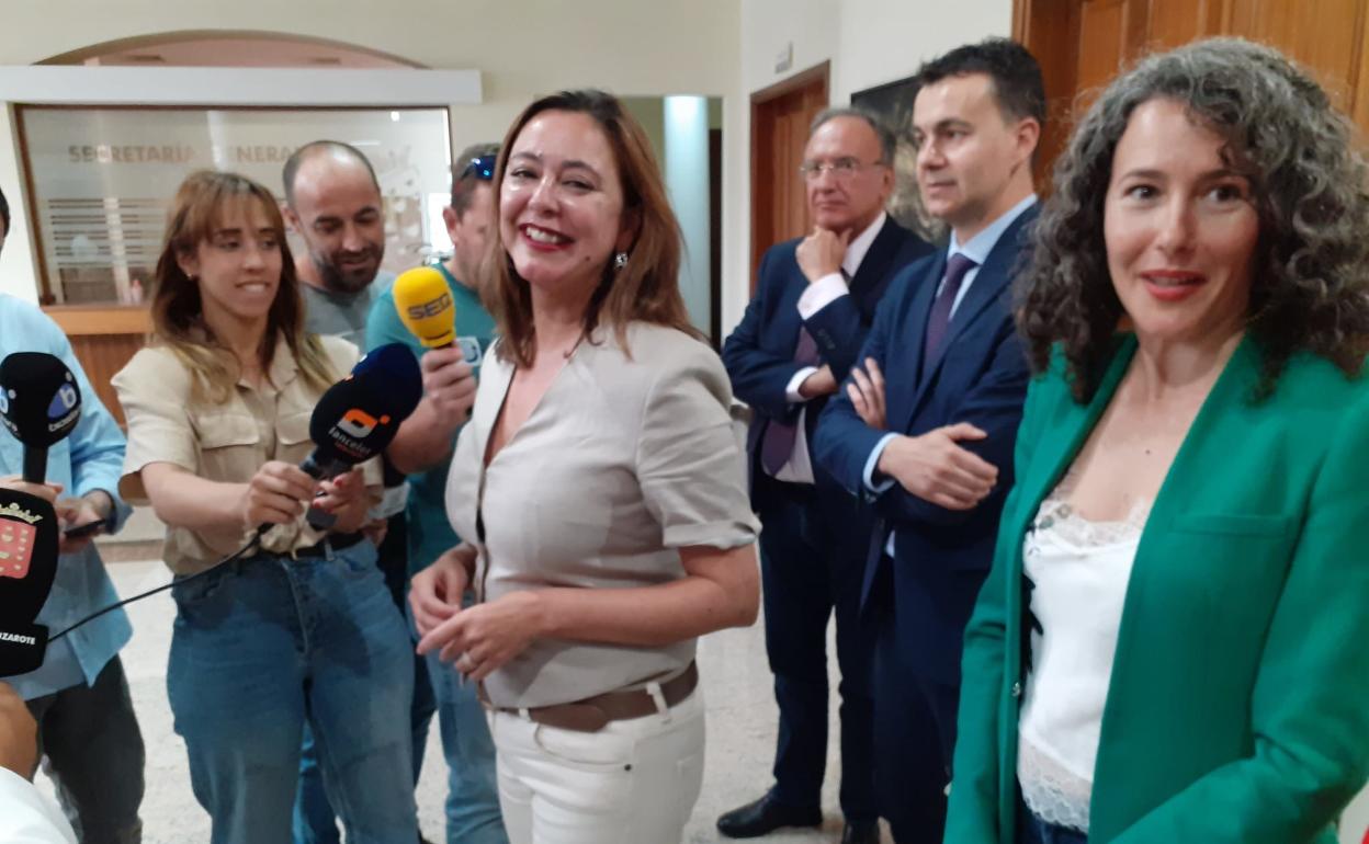 María Dolores Corujo, en el Cabildo con Héctor Gómez, el senador Fajado y la diputada González. 