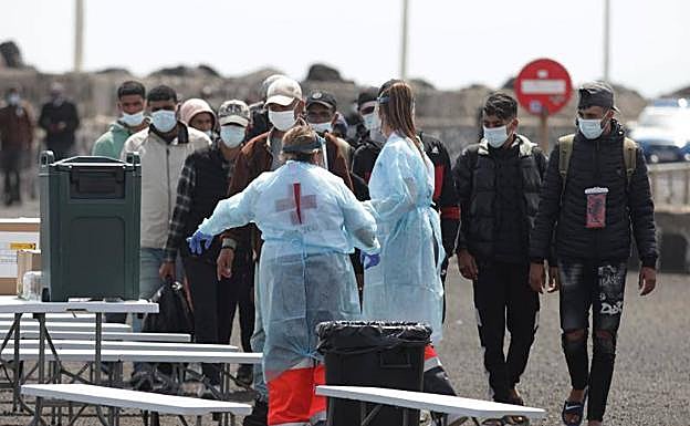Imagen de la llegada de las dos pateras al muelle de Las Cebollas. 