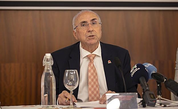 Antonio Rico, presidente de Cruz Roja Canarias, en la presentación de la memoria anual. 