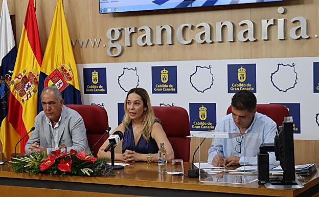 El alcalde de Teror, Sergio Nuez; la consejera insular, Guacimara Medina,; y el técnico Fernando Suárez. 