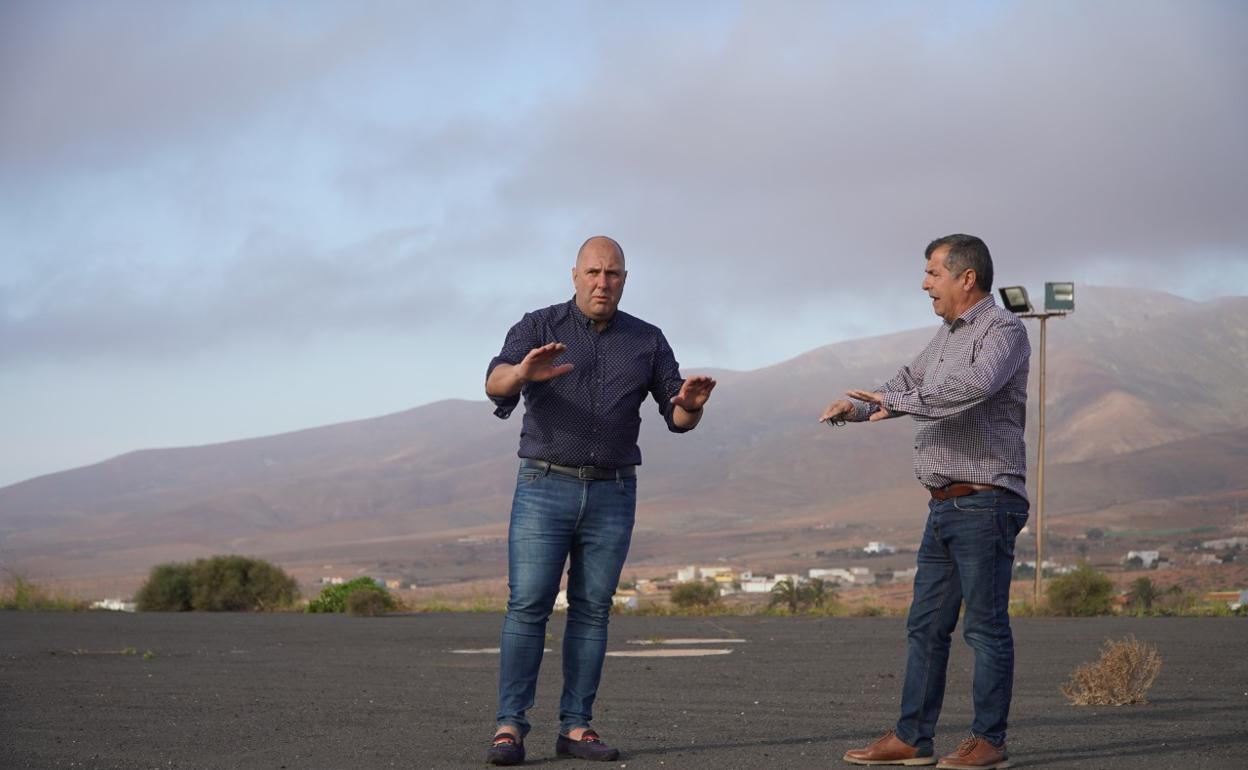 El presidente Sergio Lloret y Domingo Pérez, consejero de Artesanía, en la zona donde se montal la feria, cerca del molino de Antigua y del Museo del Queso. 