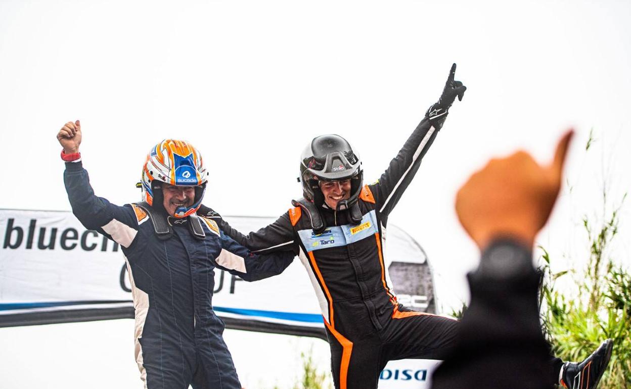 Nil Solan y Marc Martí, tras confirmarse su triunfo final en el Islas Canarias. 