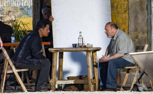 Michael Peña, a la izquierda, durante el rodaje este lunes de una escena de la cuarta temporada de 'Jack Ryan', en el Castillo del Romeral. 