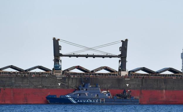 El carguero, a su llegada al Puerto de Las Palmas. 