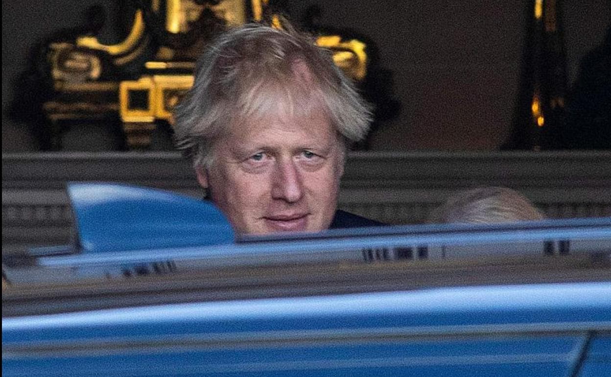 El primer ministro británico, Boris Johnson, abandona la reunión con los líderes de los partidos políticos de Irlanda del Norte.
