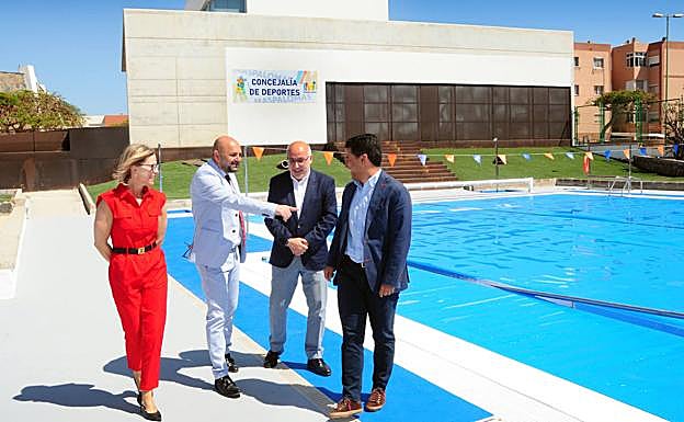 Foto del pasado 5 de mayo, cuando cargos públicos insulares y locales anunciaron la reapertura de la piscina. 