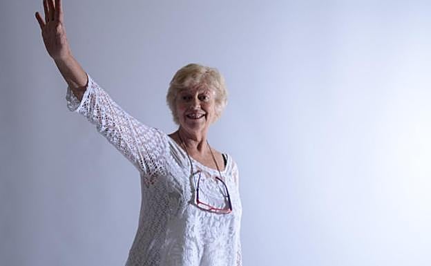 Así es Belinda de León, risueña y sociable.