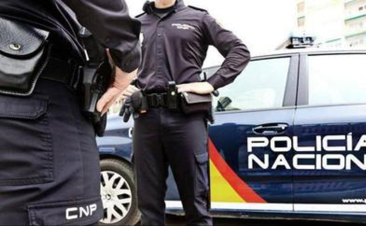 Una menor cae de un balcón cuando huía al ver maltrato de su padre a su madre