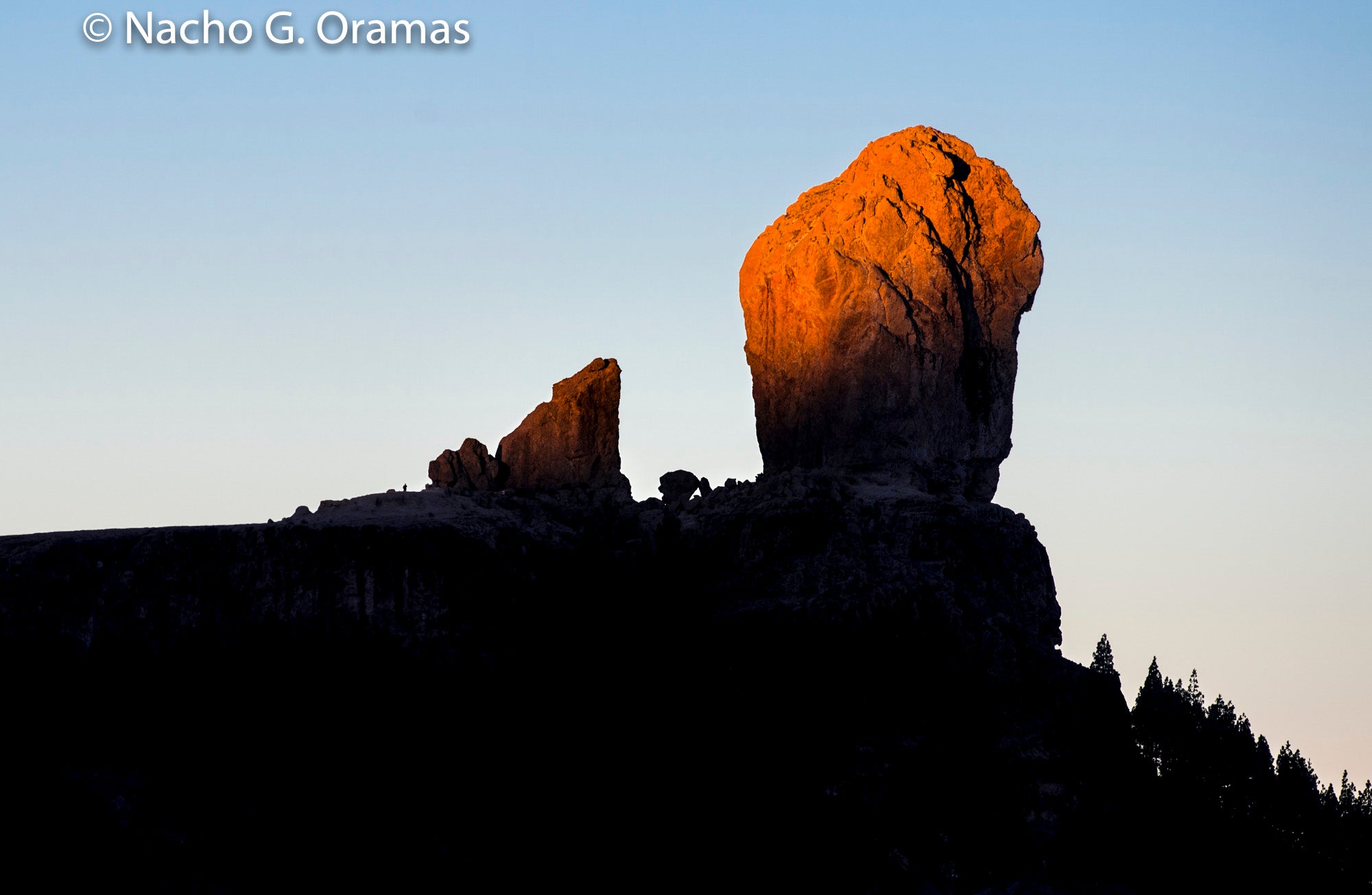 Los primeros rayos de sol de un nuevo año encienden el Roque Nublo (campamento del Garañon, Tejeda).