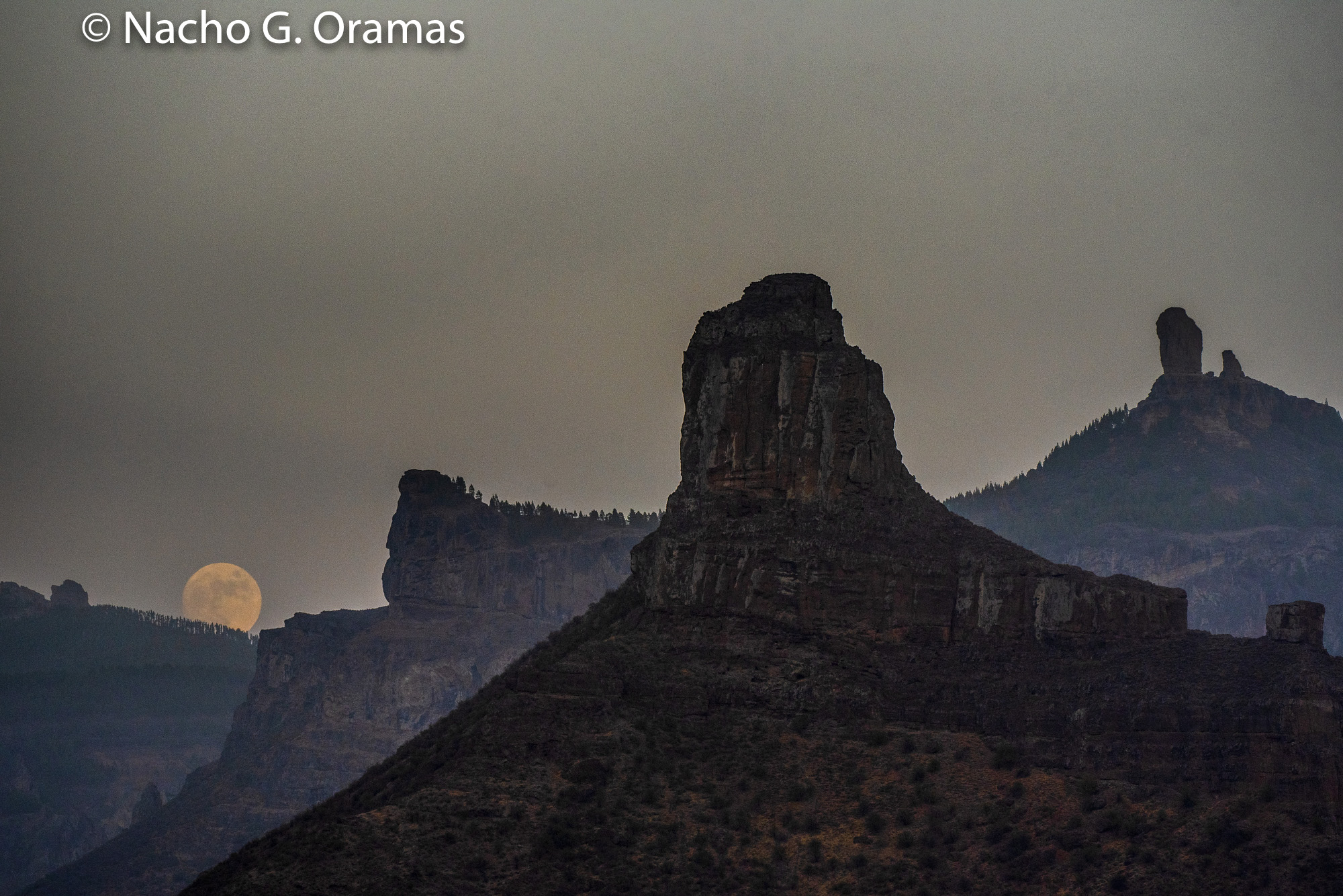 Luna llena entre el Morro de la Agujereada, la Fogalera, el Roque Bentayga y el Roque Nublo desde Acusa (Artenara).
