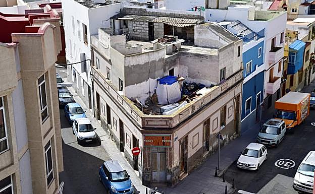 Los vecinos piden que se tapie la casa ubicada en la confluencia de Pérez Muñoz y Salvago. 